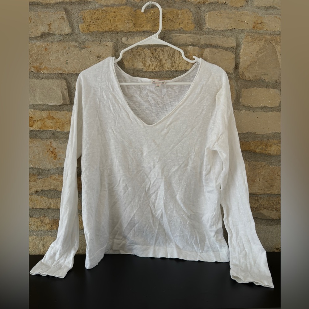 Women’s Gap white V-neck pullover size medium. Breathable fabric.$13